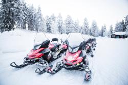 Snežné skútre v Rovaniemi. Fínsko.