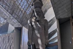 Granitová socha faraóna Ramesseho II. vo Veľkom egyptskom múzeu v Káhire.