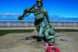 Pamätník so sochou v Colleville-sur-Mer. Francúzsko.