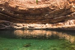 Závrt naplnený vodou, kde je príjemné kúpanie. Bimmah Sinkhole, Omán