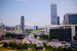 Kórejská štvrť s módou - Dongdaemun - nákupné centrá, brána a hlavná cesta. Foto: unsplash.com