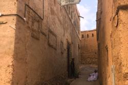 Dedina Al Hamra s domami z nepálených tehál a dvaja domáci, Omán