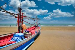 Farebná loď na pieskovej pláži v Hua Hin. Thajsko