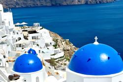 Mestečko Oia s bielymi domčekmi na ostrove Santorini