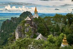 Provincia Lampang so zelenými kopcami a chrámami. Thajsko. Foto: unspalsh.com