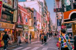 Nákupná ulica, obchody a chodci. Južná Kórea. Foto: unsplash.com