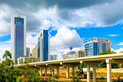 Vysoké mrakodrapy, cesta a park v Nairobi. Keňa. Foto: unsplash.com