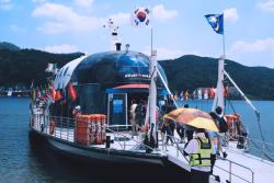 Loď a cestujúci na ostrove Nami. Južná Kórea. Foto: unsplash.com