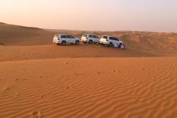Tri biele džípy na pieskovej dune vo Wahiba Sands, Omán