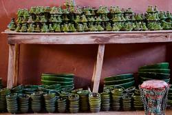 Zelené nádoby vyrobené v meste Tamegroute v Maroku.