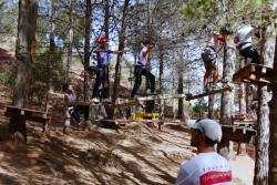 Deti prechádzajúce visutými mostíkmi v lese v Maroku.