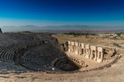 Divadlo v Hierapolis a okolité polia. Turecko.