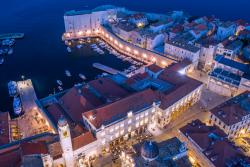 Mestské hradby v Dubrovníku, staré mesto a prístav na Jadrane. Chorvátsko.