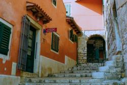 V kamenných uličkách Istrie.