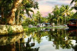 Voda, lode a palmy v štáte Kerala, India