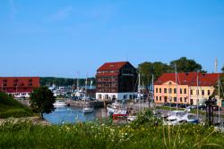 Klaipeda, budovy v prístave a lode. Litva. Foto: unsplash.com