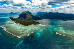 Pohľad na južné pobrežie a hornatý terén ostrova Maurícius.