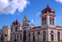 Farebná budova v maourskom štýle. Loulé. Portugalsko.