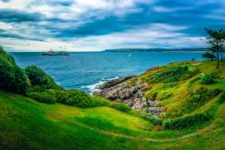 Zelený park a oceán - Santander. Španielsko. Foto: unsplash.com