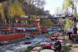 Tečúca rieka a farebné posedenie v údolí Ourika