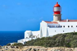 Biela budova a maják na skalnatom výbežku sv. Vicenta. Portugalsko. Foto: unsplash.com