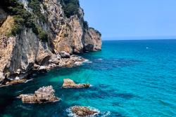 Skalné pobrežie a more - Santoña. Španielsko. Foto: unsplash.com