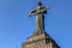 Socha na podstavci vo Victory Park v Yerevane. Arménsko. Foto: unsplash.com