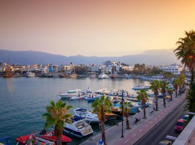 Romantický prístav mesta Kos s palmami, loďami a promenádou pri západe slnka, Grécko
