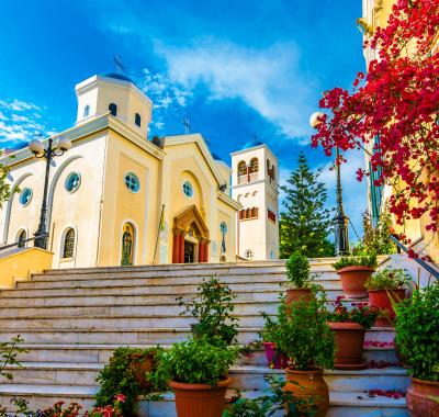 Pravoslávny kostol Agia Paraskevi s kvetmi a schodiskom v centre mesta Kos, Grécko