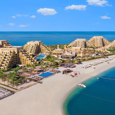 Pyramídový komplex hotela Rixos Bab Al Bahr a piesková pláž. SAE