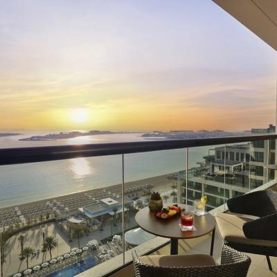 Západ slnka z balkóna hotela Marriott Resort Palm Jumeirah.