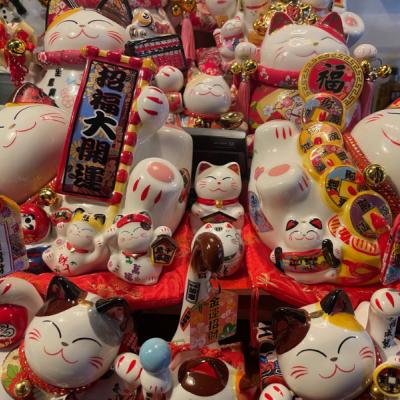 Maneki neko - lákajúce mačky v reštaurácii.