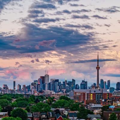 Výškové budovy a veža v Toronte pri západe slnka.