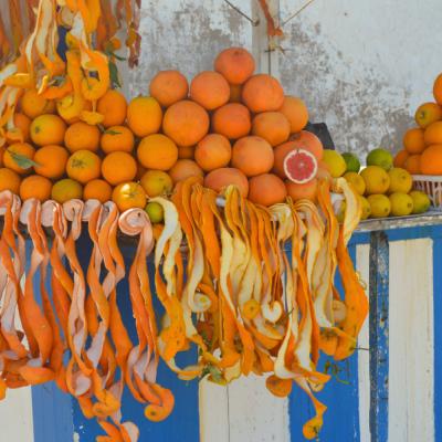 Pomaranče v stánku na pobreží Essaouiry.