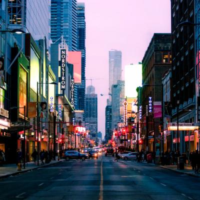 Rušná ulica v Toronte.