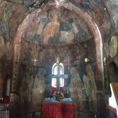 Vnútro kostolíka s farebnými freskami.