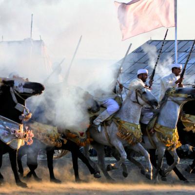 Muži na koňoch počas festivalu v Maroku.