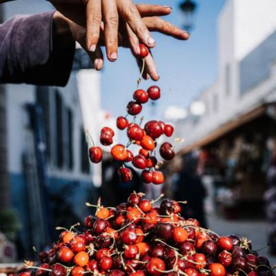Muž predávajúci čerešne v meste Essaouira.