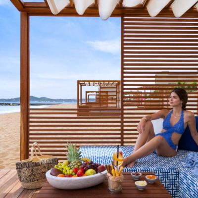 Žena sediaca na pláži. Rodos