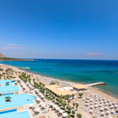 Piesková pláž, pobrežie s hotelmi. Rodos