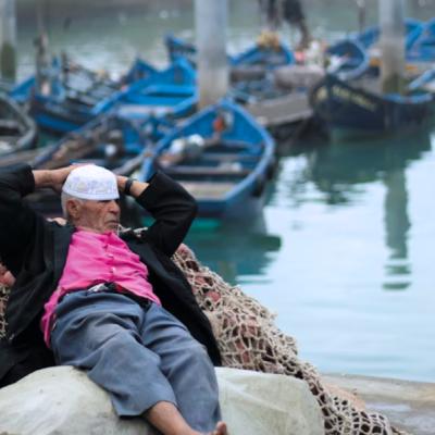 Maročan oddychujúci v prístave v meste Essaouira.
