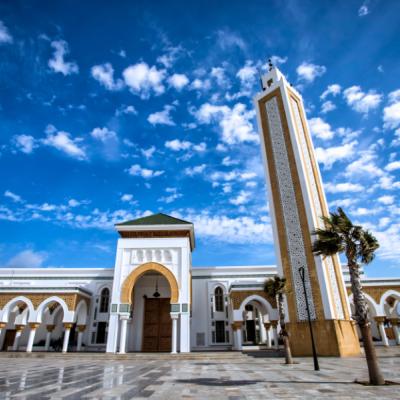 Exteriér mešity počas dňa. Maroko.