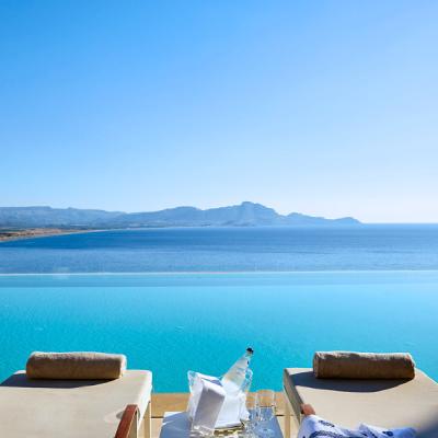 Bazén s nekonečným okrajom a more.