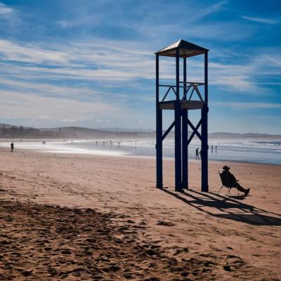 Piesková pláž a ľudia pri pobreží v Essaouire.