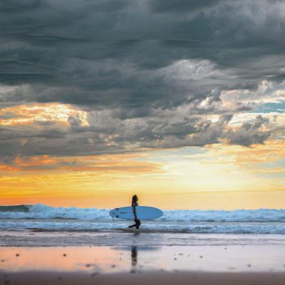 Mestská pláž v Essaouire a surfista.