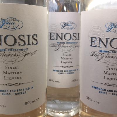 Likér z mastichy vo fľašiach.