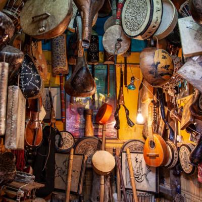 Obchod s hudobnými nástrojmi v Essaouire.