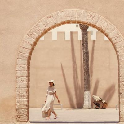 Žena medzi hradbami mediny v Essaouire.