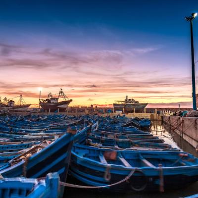 Modré lode v prístave v meste Essaouira v Maroku.