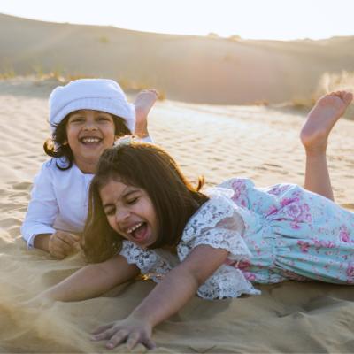 Dve deti na piesku v púšti.